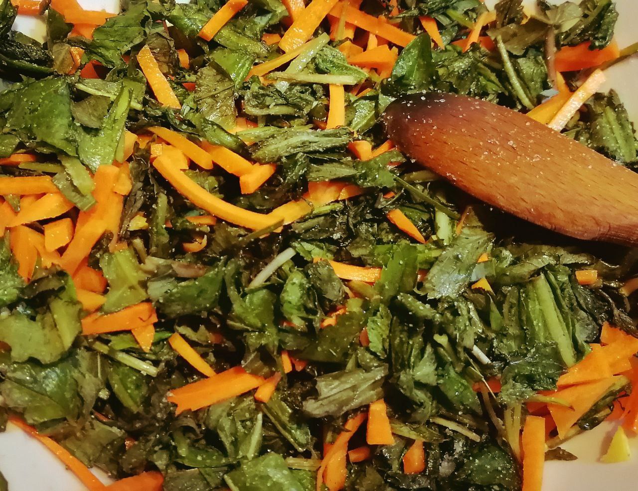 Löwenzahnsalat mit Karotte