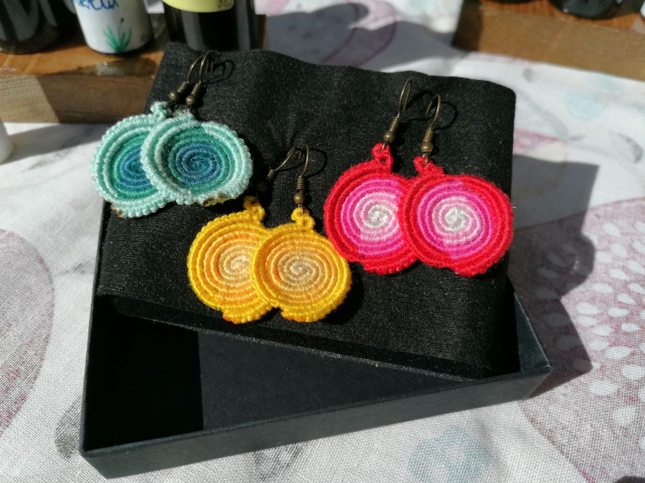 verschiedene Farben Makrameeohrringe